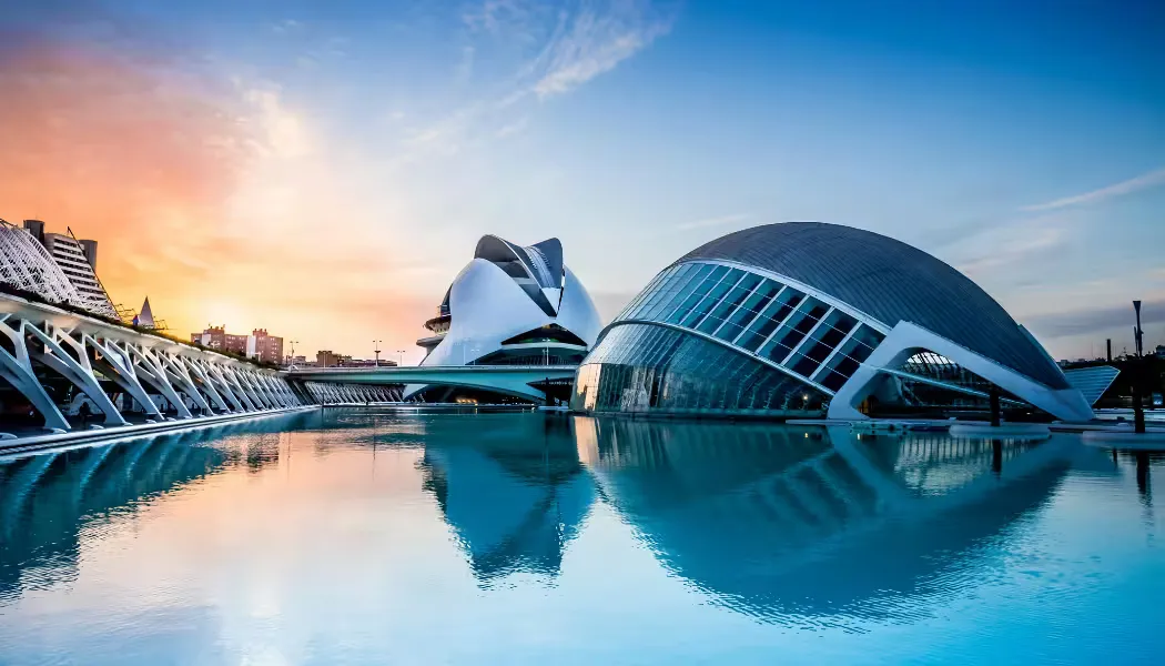 Una vista de la futurista Ciudad de las Artes y las Ciencias en Valencia.
