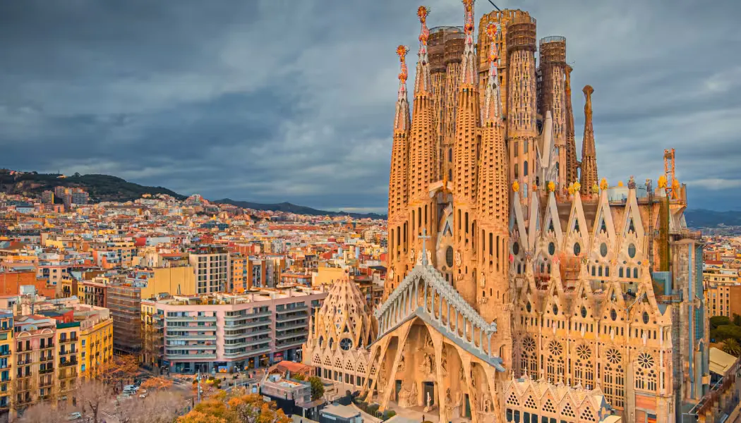 Una vista panorámica del horizonte de Barcelona con la playa y el mar Mediterráneo.