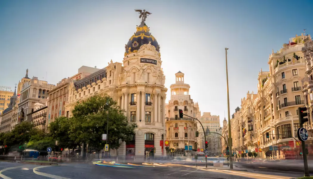 Una vista pintoresca de la Gran Vía de Madrid con su arquitectura clásica.