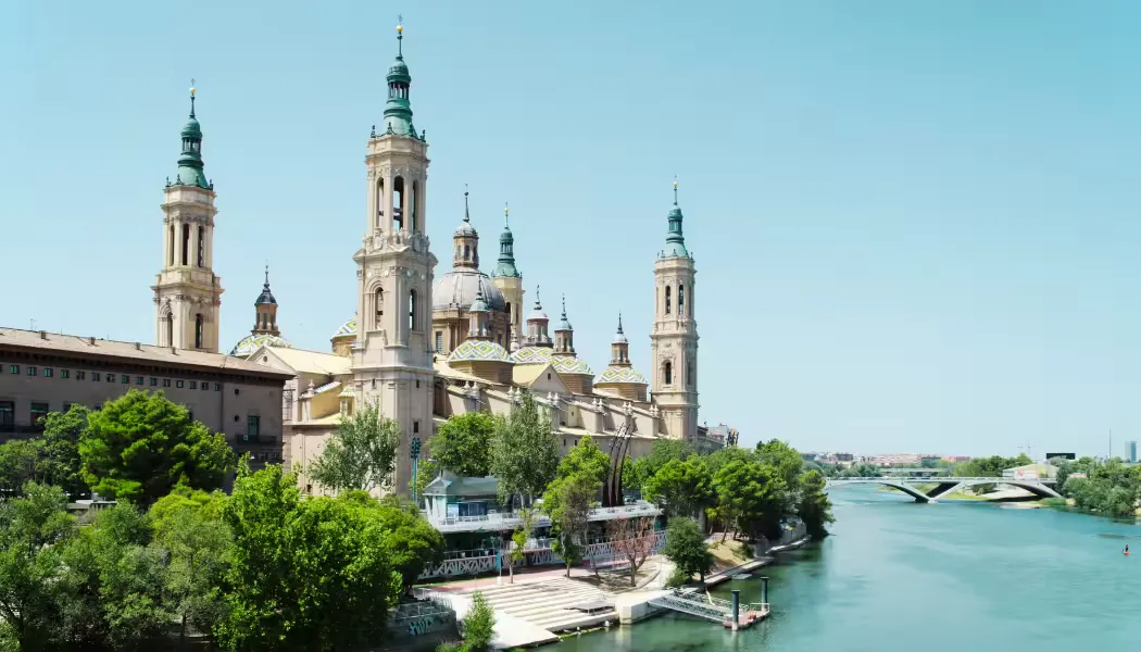 A scenic view of Zaragoza and the Basílica del Pilar.