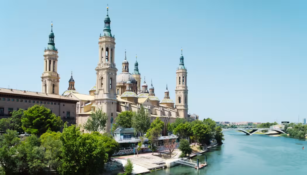 A scenic view of Zaragoza and the Basílica del Pilar.