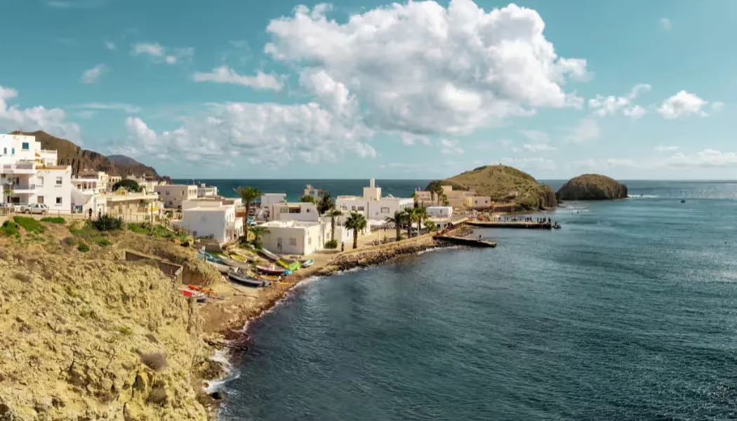 Una vista panorámica de la costa volcánica y aguas turquesas del parque natural de Cabo de Gata-Níjar en Almería.