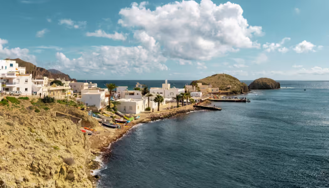 Una vista panorámica de la costa volcánica y aguas turquesas del parque natural de Cabo de Gata-Níjar en Almería.